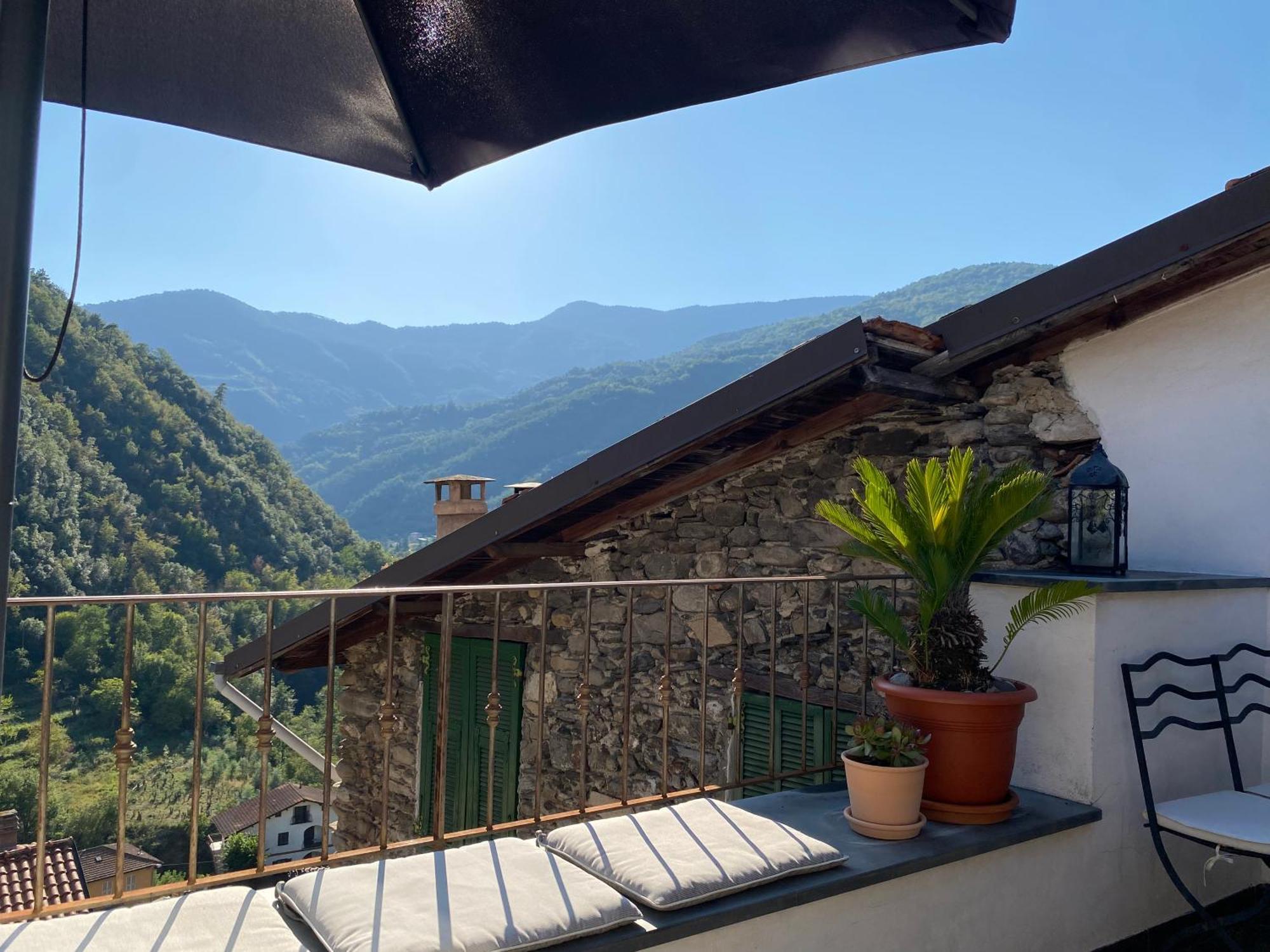 Iconic Italian Townhouse W Rooftop Terrace & Mountain View, بينيا المظهر الخارجي الصورة